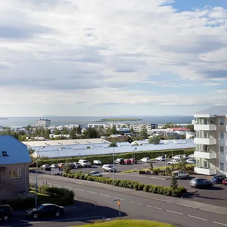 Overlooking The City, Bright & Cozy - Free Parking Апартаменты