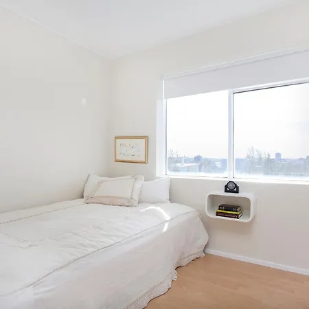 Overlooking The City, Bright & Cozy - Free Parking Апартаменты *