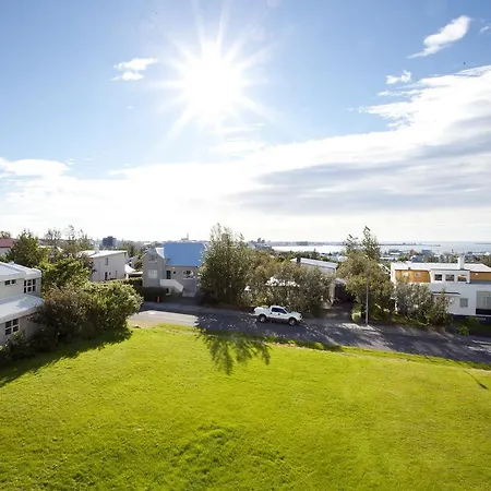 Overlooking The City, Bright & Cozy - Free Parking *