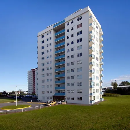 Overlooking The City, Bright & Cozy - Free Parking Апартаменты *