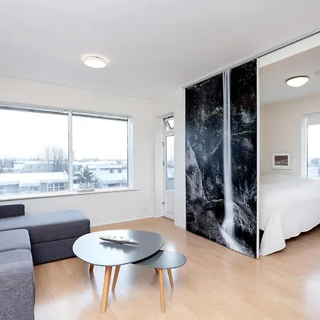 Overlooking The City, Bright & Cozy - Free Parking Рейкьявик